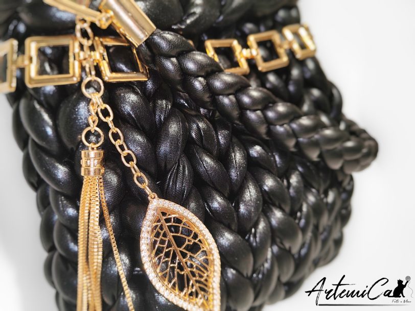 Borsa Black Shine – Chunky Bag nera artigianale con charm dorato e design tridimensionale