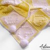 Copertina Scacchi di Cuore: Fatta a Mano all’uncinetto bianco e giallo con cuori in rilievo e pom pom.
