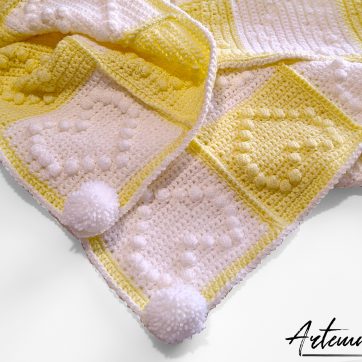 Copertina Scacchi di Cuore: Fatta a Mano all’uncinetto bianco e giallo con cuori in rilievo e pom pom.