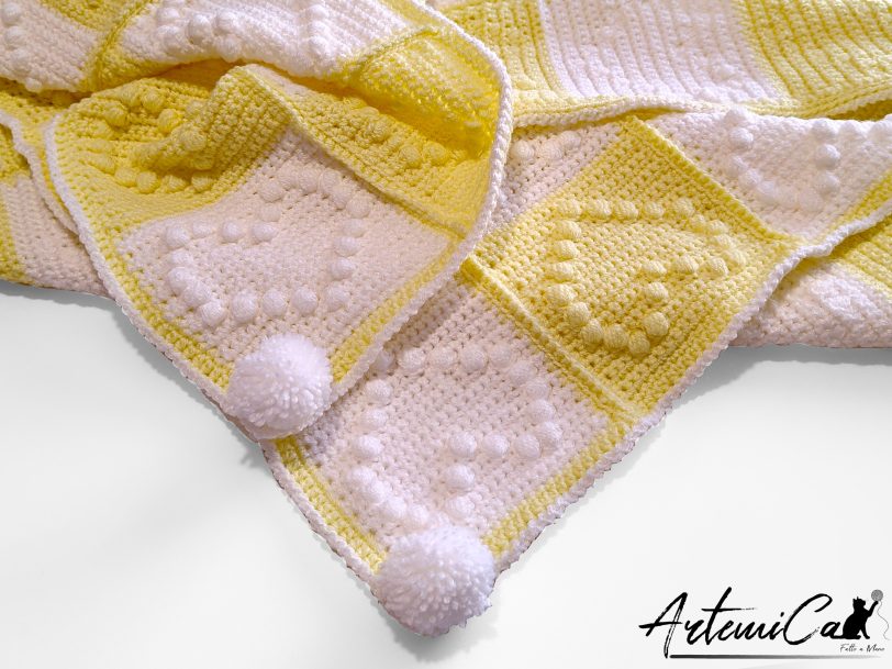 Copertina Scacchi di Cuore: Fatta a Mano all’uncinetto bianco e giallo con cuori in rilievo e pom pom.