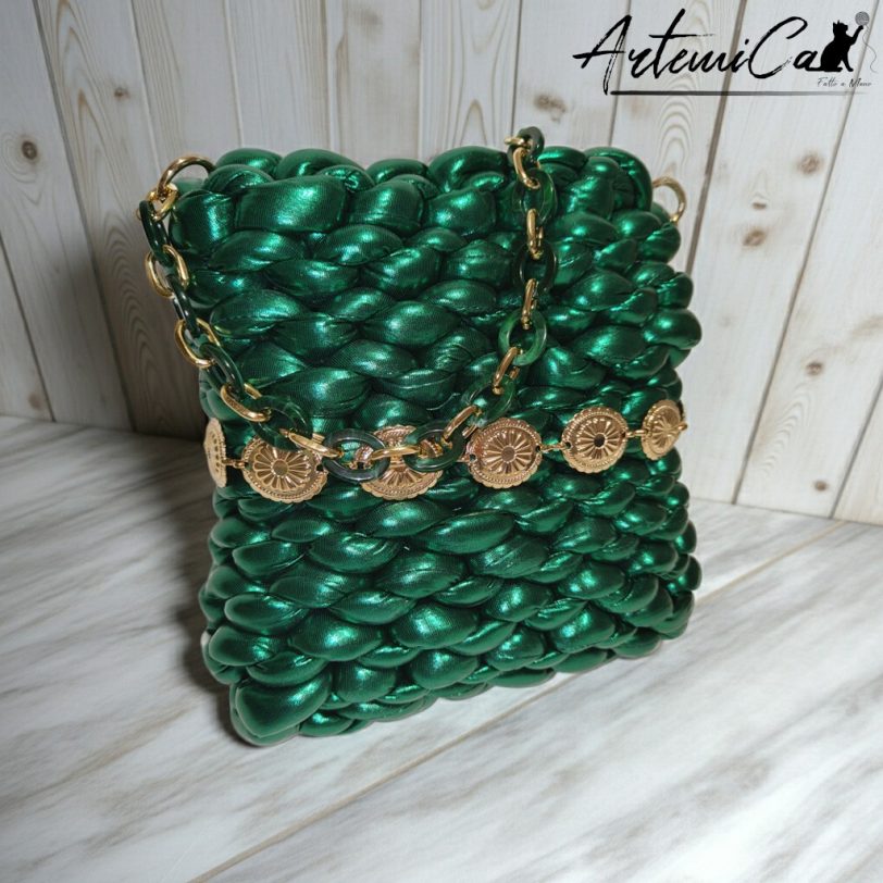 Borsa Emerald Glow: Chunky Bag verde smeraldo artigianale dal design brillante e catena dorata