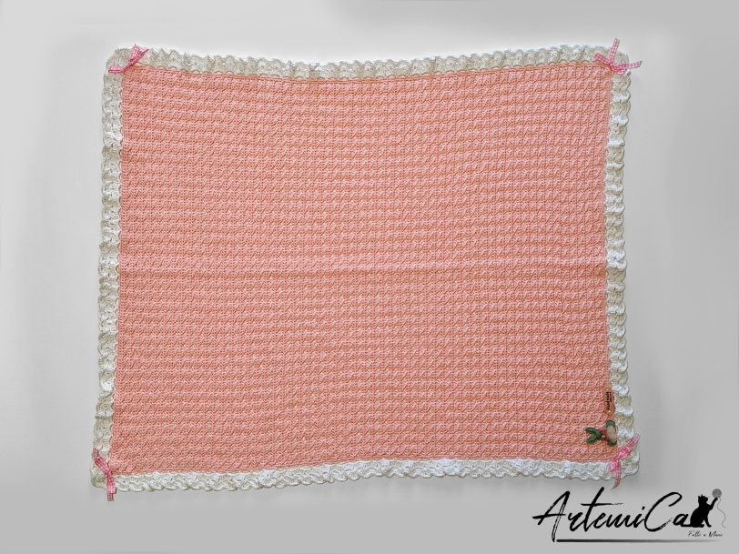 Copertina "Confetto di Luna" - Fatta a Mano all'Uncinetto per bimbo in cotone rosa con bordo bianco - Dolce e Raffinata