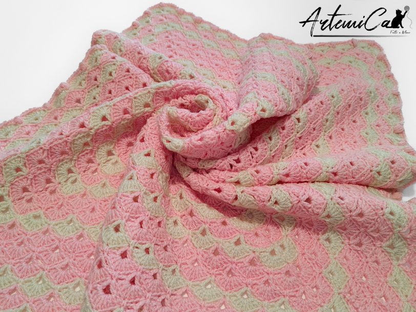 Copertina Petit Nuage: Fatta a Mano all'Uncinetto in acrilico rosa e bianco - morbida e leggera