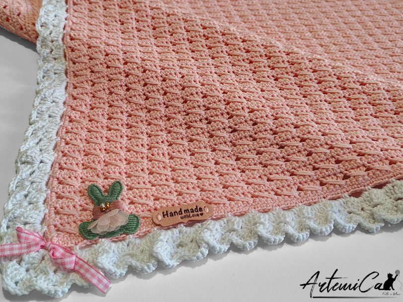 Copertina "Confetto di Luna" - Fatta a Mano all'Uncinetto per bimbo in cotone rosa con bordo bianco - Dolce e Raffinata