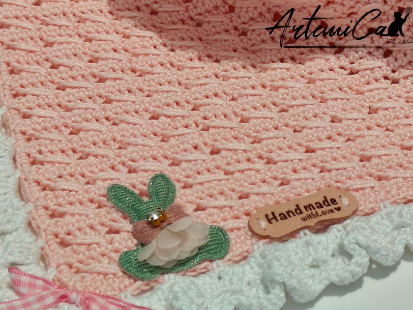 Copertina "Confetto di Luna" - Fatta a Mano all'Uncinetto per bimbo in cotone rosa con bordo bianco - Dolce e Raffinata