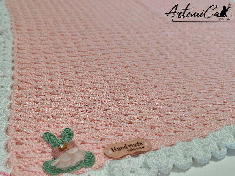 Copertina "Confetto di Luna" - Fatta a Mano all'Uncinetto per bimbo in cotone rosa con bordo bianco - Dolce e Raffinata
