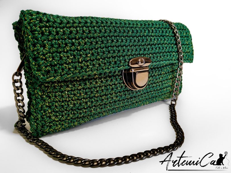 Pochette Glow Forest: Borsa Fatta a Mano all'Uncinetto verde e oro con catena