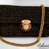 Pochette Regina della Notte: Borsa fatta a mano all'Uncinetto nera elegante con dettagli oro