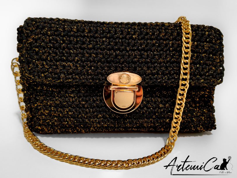 Pochette Regina della Notte: Borsa fatta a mano all'Uncinetto nera elegante con dettagli oro