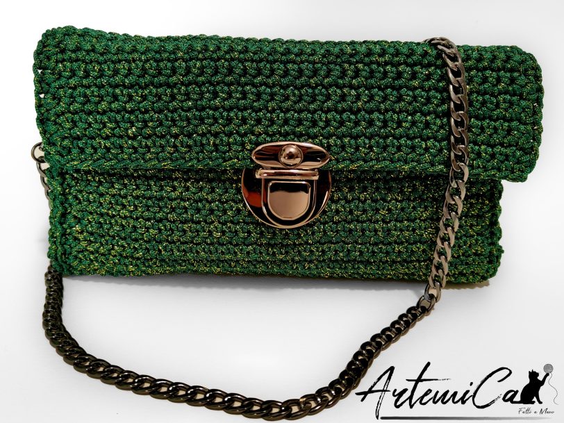 Pochette Glow Forest: Borsa Fatta a Mano all'Uncinetto verde e oro con catena