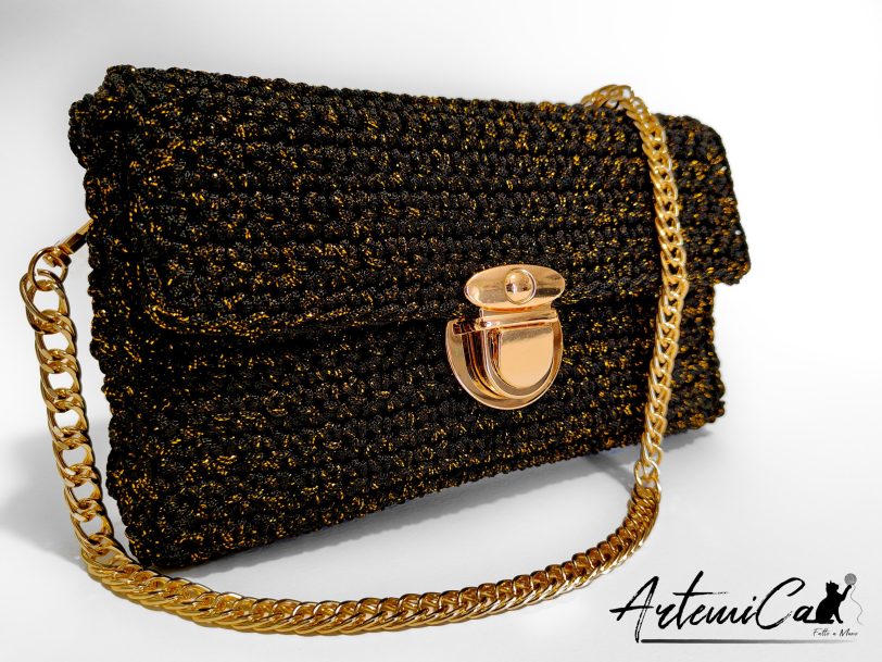 Pochette Regina della Notte: Borsa fatta a mano all'Uncinetto nera elegante con dettagli oro