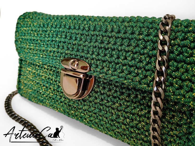 Pochette Glow Forest: Borsa Fatta a Mano all'Uncinetto verde e oro con catena