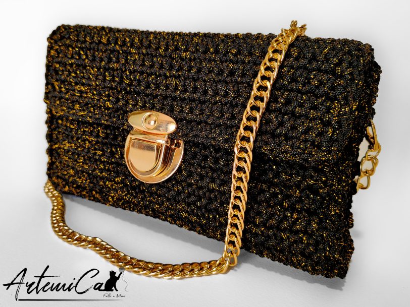 Pochette Regina della Notte: Borsa fatta a mano all'Uncinetto nera elegante con dettagli oro