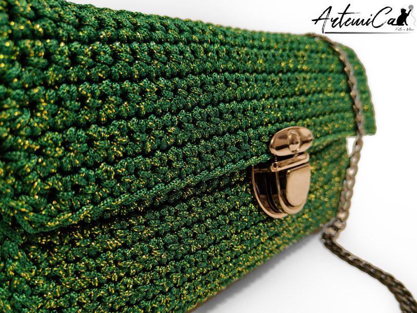 Pochette Glow Forest: Borsa Fatta a Mano all'Uncinetto verde e oro con catena
