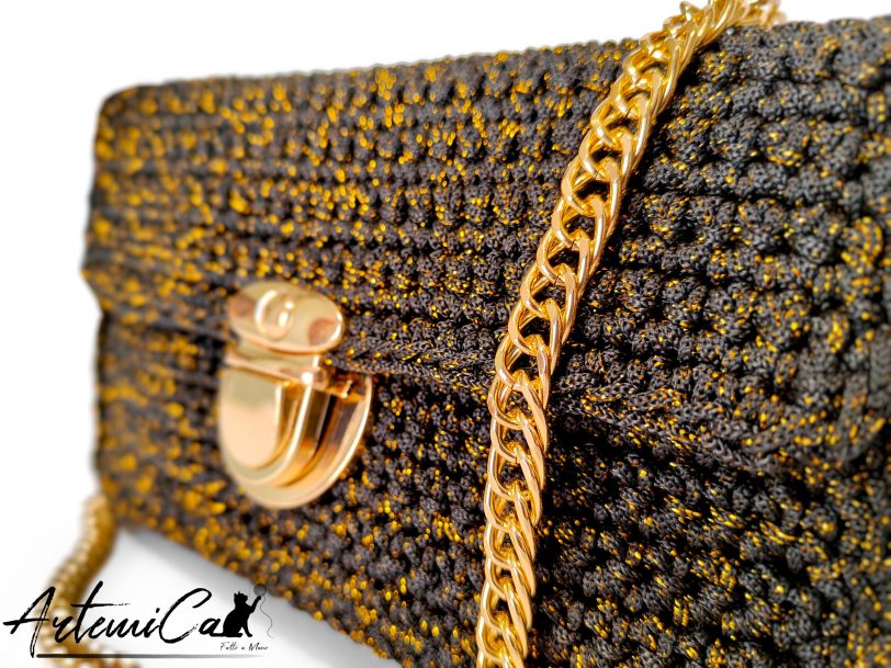 Pochette Regina della Notte: Borsa fatta a mano all'Uncinetto nera elegante con dettagli oro