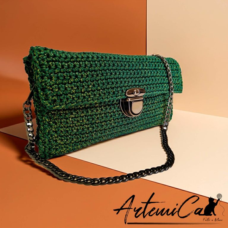 Borsa all'Uncinetto per l'Estate 2026: Come Scegliere il Modello Giusto 1 Pochette Glow Forest: Borsa Fatta a Mano all'Uncinetto verde e oro con catena
