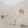 Set battesimale ricamato a mano in cotone bianco con croce fiorita e filo dorato, tre pezzi: veste, fazzoletto e bavaglino