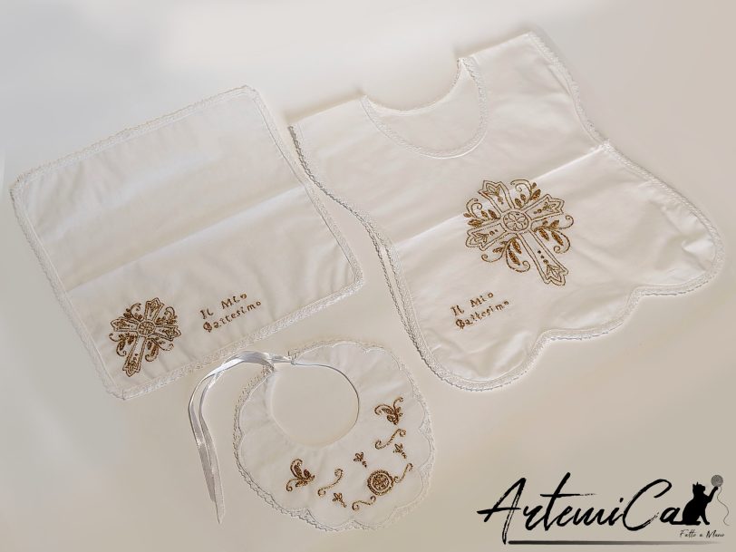 Set battesimale ricamato a mano in cotone bianco con croce fiorita e filo dorato, tre pezzi: veste, fazzoletto e bavaglino