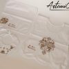 Set battesimale ricamato a mano in cotone bianco con croce fiorita e filo dorato, tre pezzi: veste, fazzoletto e bavaglino