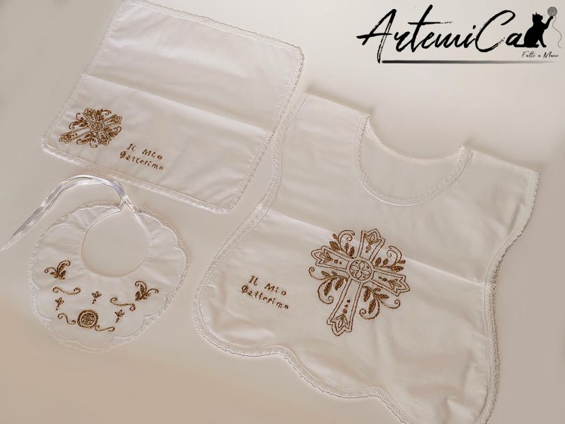 Set battesimale ricamato a mano in cotone bianco con croce fiorita e filo dorato, tre pezzi: veste, fazzoletto e bavaglino