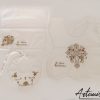 Set battesimale ricamato a mano in cotone bianco con croce fiorita e filo dorato, tre pezzi: veste, fazzoletto e bavaglino