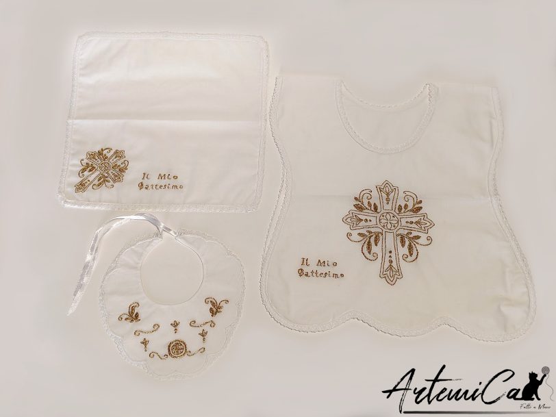 Set battesimale ricamato a mano in cotone bianco con croce fiorita e filo dorato, tre pezzi: veste, fazzoletto e bavaglino