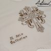 Set battesimale ricamato a mano in cotone bianco con croce fiorita e filo dorato, dettaglio veste