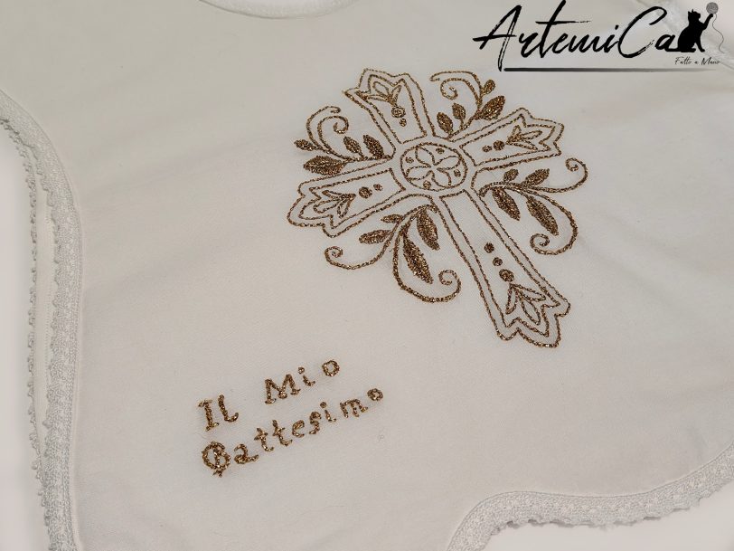 Set battesimale ricamato a mano in cotone bianco con croce fiorita e filo dorato, dettaglio veste