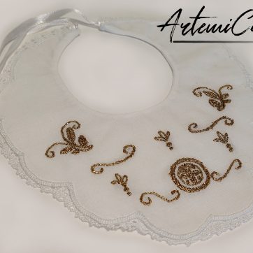Set battesimale ricamato a mano in cotone bianco con croce fiorita e filo dorato, dettaglio bavagllino
