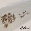 Set battesimale ricamato a mano in cotone bianco con croce fiorita e filo dorato, dettaglio Fazzoletto