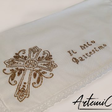 Set battesimale ricamato a mano in cotone bianco con croce fiorita e filo dorato, dettaglio Fazzoletto