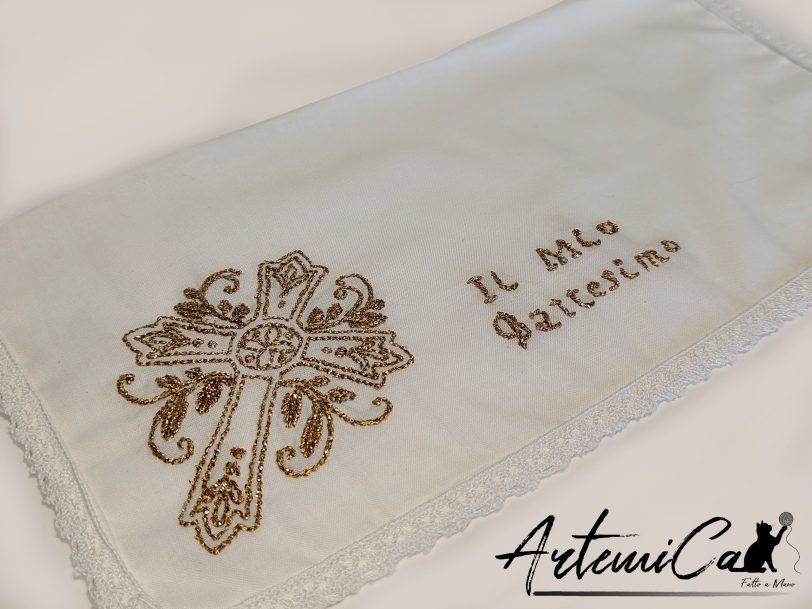Set battesimale ricamato a mano in cotone bianco con croce fiorita e filo dorato, dettaglio Fazzoletto