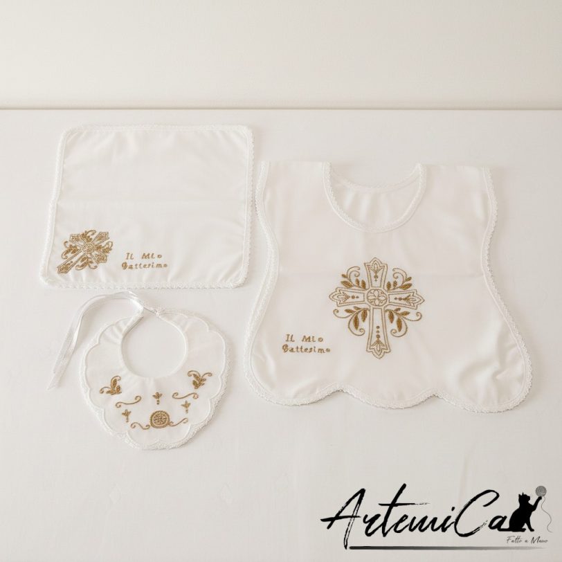 Set battesimale ricamato a mano in cotone bianco con croce fiorita e filo dorato, tre pezzi: veste, fazzoletto e bavaglino